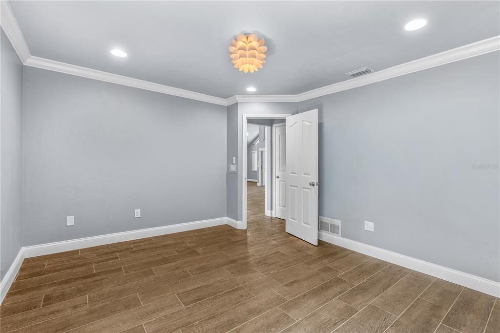 Activo con contrato: $895,000 (7 camas, 5 baños, 3863 Pies cuadrados)