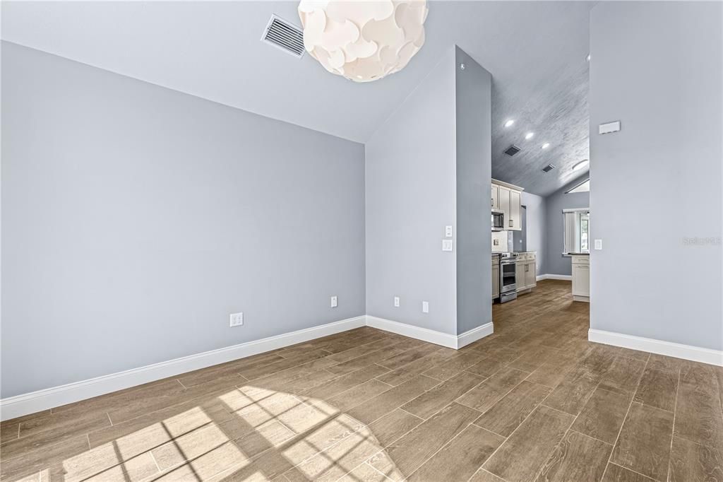 Activo con contrato: $895,000 (7 camas, 5 baños, 3863 Pies cuadrados)