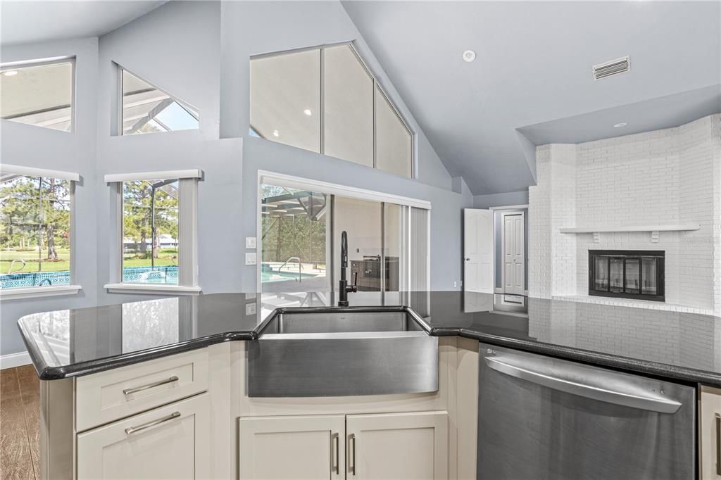 Activo con contrato: $895,000 (7 camas, 5 baños, 3863 Pies cuadrados)