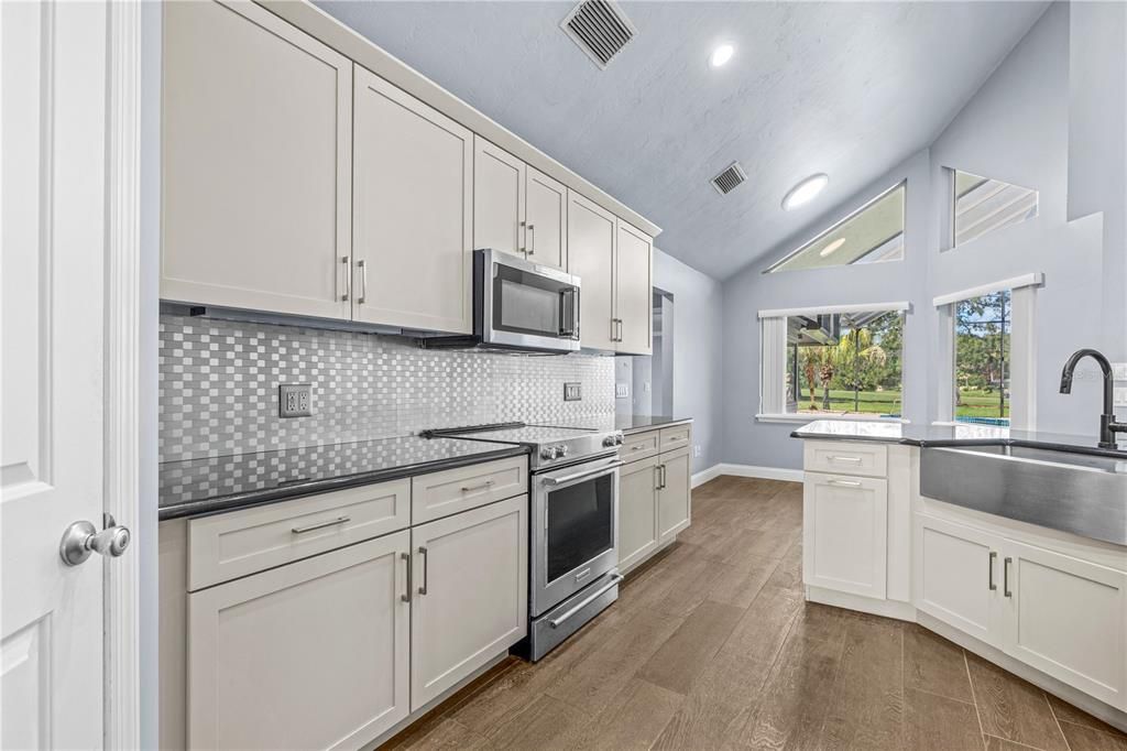 Activo con contrato: $895,000 (7 camas, 5 baños, 3863 Pies cuadrados)