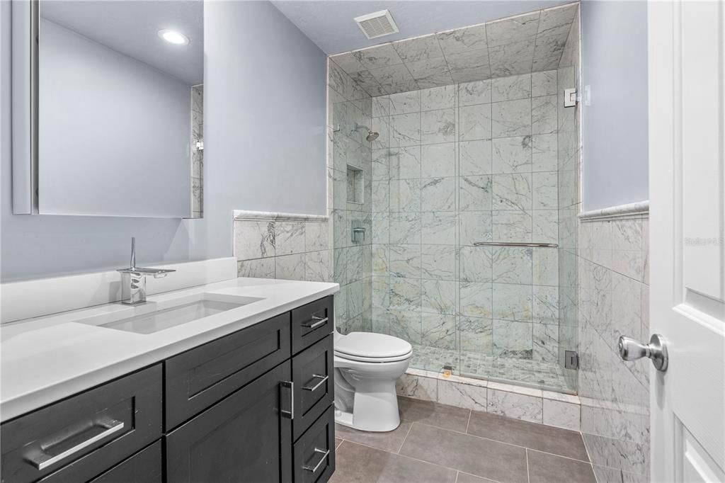 Activo con contrato: $895,000 (7 camas, 5 baños, 3863 Pies cuadrados)