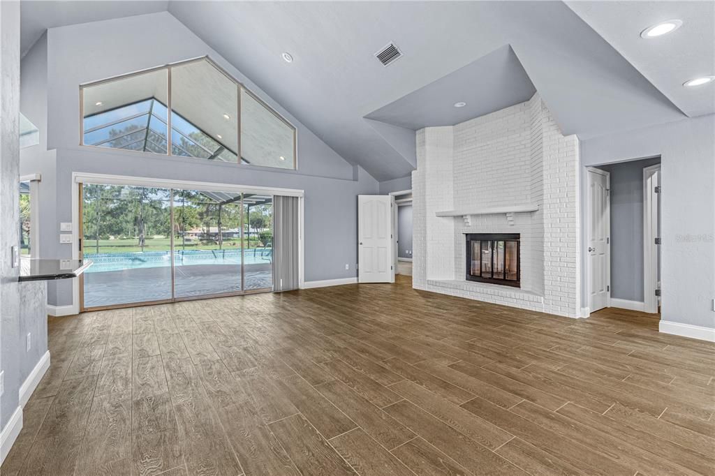 Activo con contrato: $895,000 (7 camas, 5 baños, 3863 Pies cuadrados)