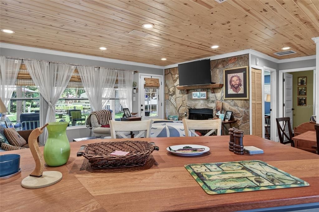 For Sale: $499,000 (3 beds, 2 baths, 1239 Square Feet)
