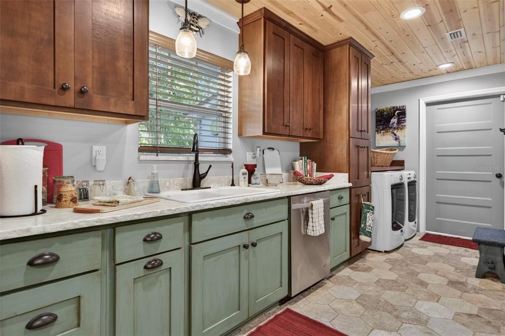 For Sale: $499,000 (3 beds, 2 baths, 1239 Square Feet)