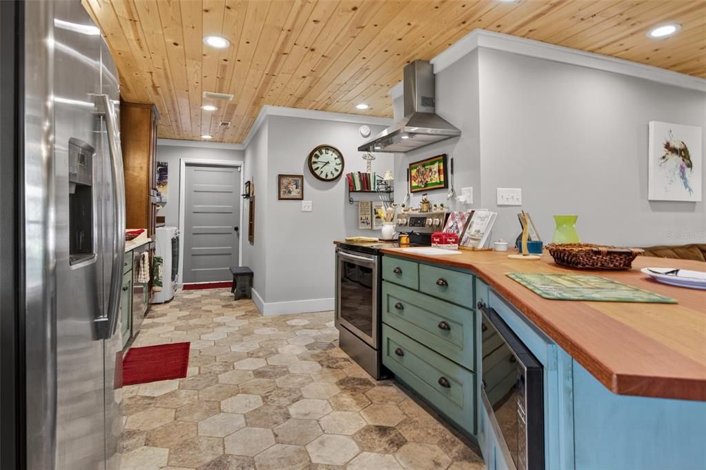For Sale: $499,000 (3 beds, 2 baths, 1239 Square Feet)