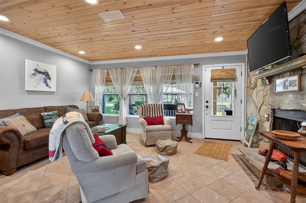 For Sale: $499,000 (3 beds, 2 baths, 1239 Square Feet)