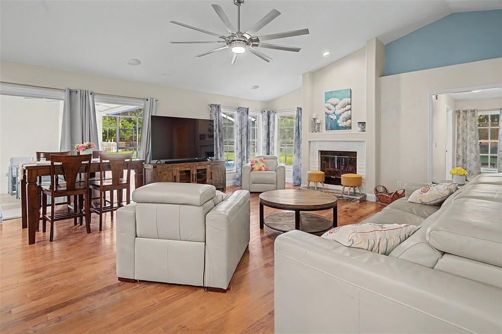 Active With Contract: $900,000 (5 beds, 3 baths, 2997 Square Feet)