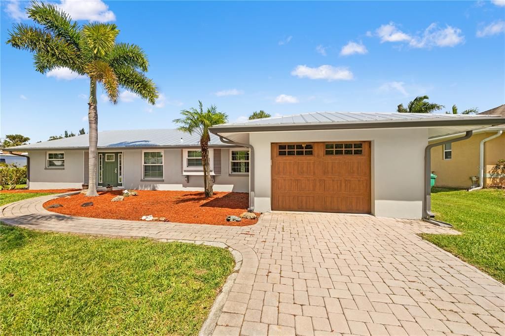 Active With Contract: $400,000 (3 beds, 2 baths, 1586 Square Feet)