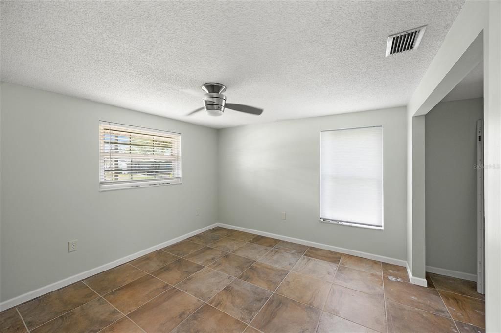 Active With Contract: $400,000 (3 beds, 2 baths, 1586 Square Feet)