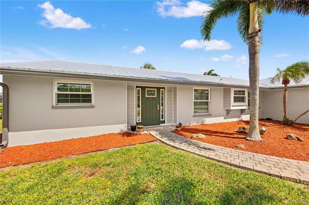 Active With Contract: $400,000 (3 beds, 2 baths, 1586 Square Feet)