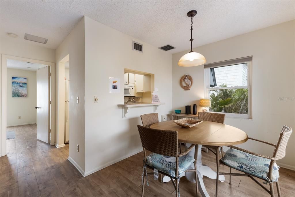 For Sale: $439,900 (1 beds, 1 baths, 590 Square Feet)