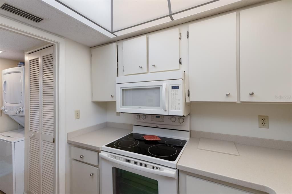 For Sale: $439,900 (1 beds, 1 baths, 590 Square Feet)