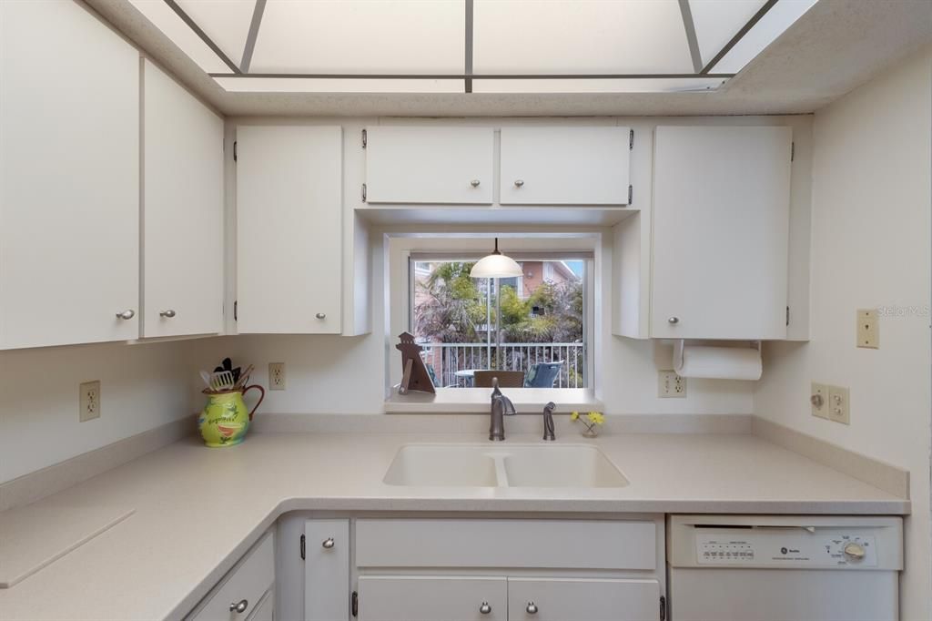 For Sale: $439,900 (1 beds, 1 baths, 590 Square Feet)