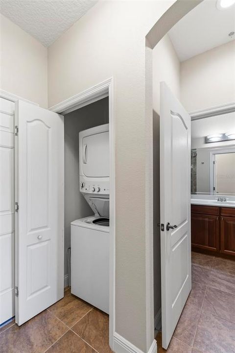 Active With Contract: $1,895 (2 beds, 2 baths, 1115 Square Feet)