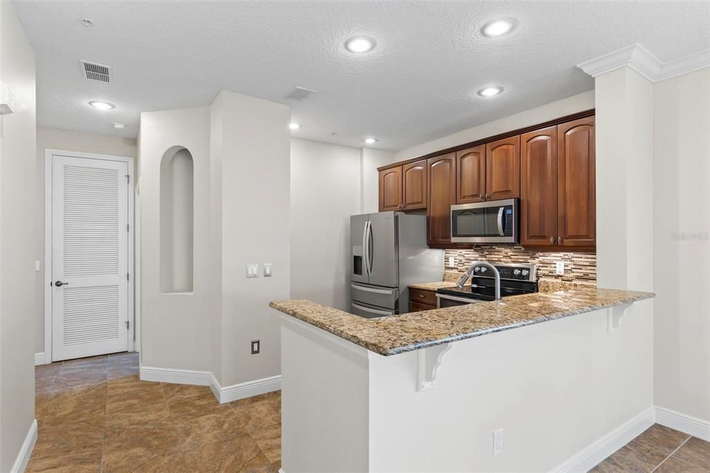 Active With Contract: $1,895 (2 beds, 2 baths, 1115 Square Feet)