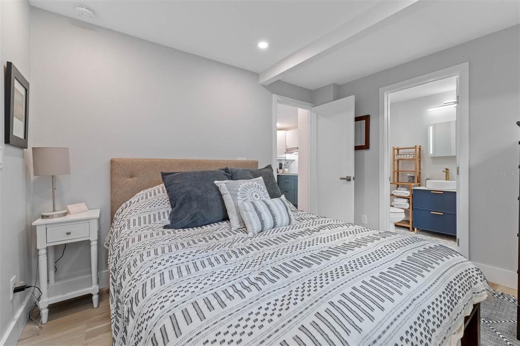 Active With Contract: $2,200 (2 beds, 1 baths, 800 Square Feet)