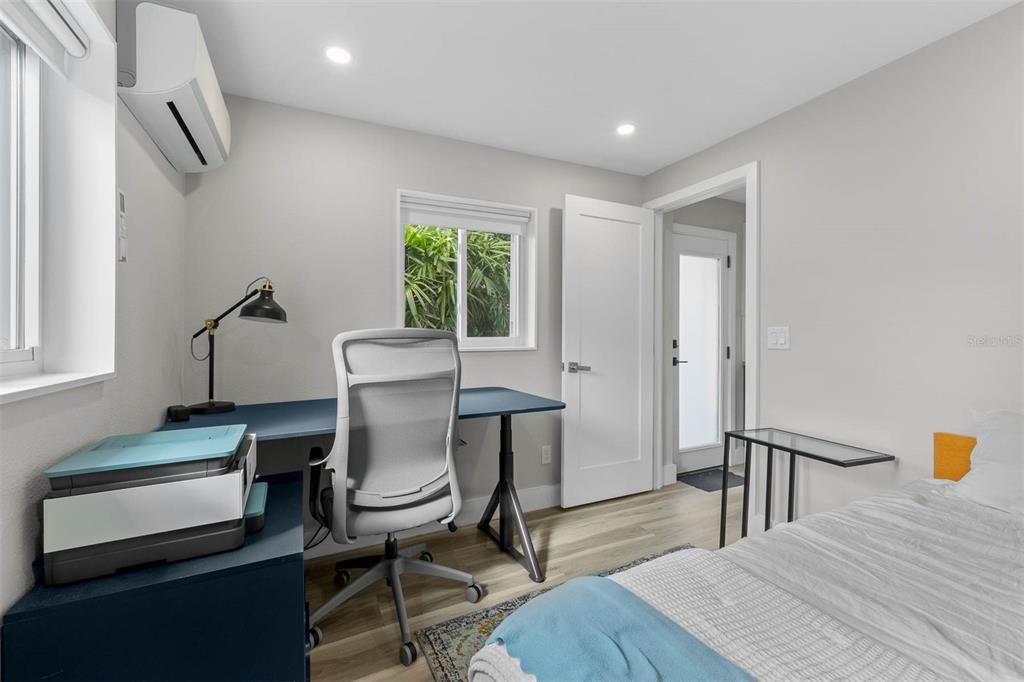Active With Contract: $2,200 (2 beds, 1 baths, 800 Square Feet)