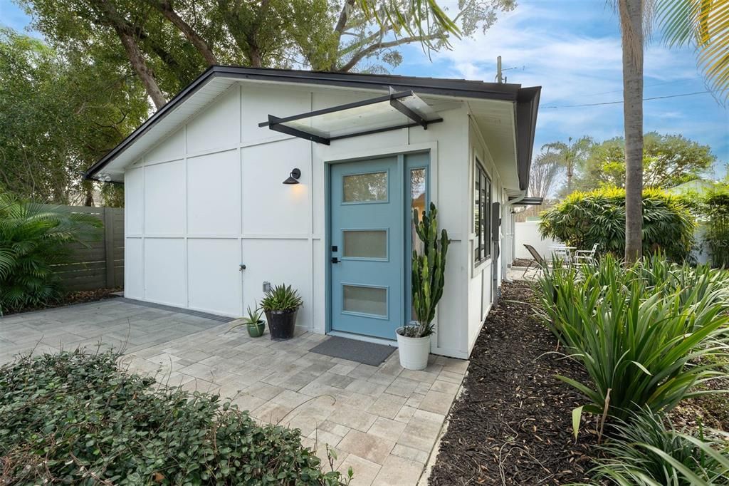 Active With Contract: $2,200 (2 beds, 1 baths, 800 Square Feet)