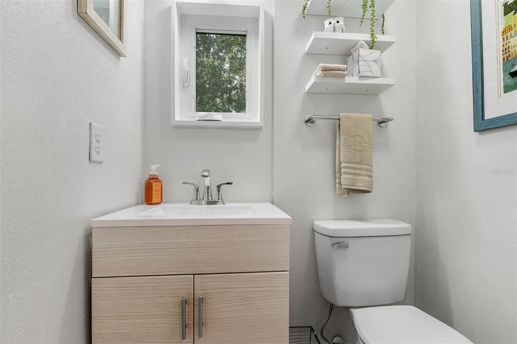 Active With Contract: $2,200 (2 beds, 1 baths, 800 Square Feet)