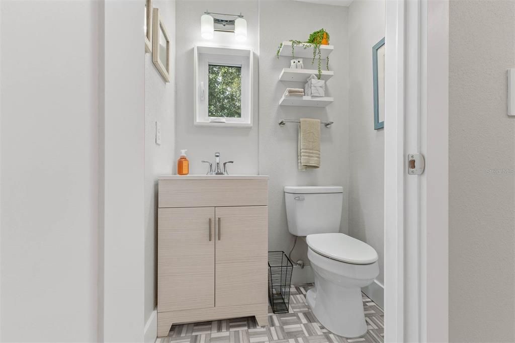 Active With Contract: $2,200 (2 beds, 1 baths, 800 Square Feet)