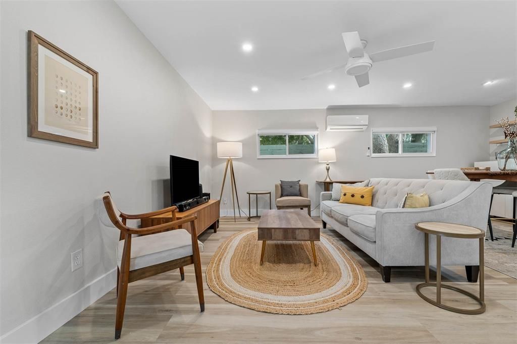 Active With Contract: $2,200 (2 beds, 1 baths, 800 Square Feet)