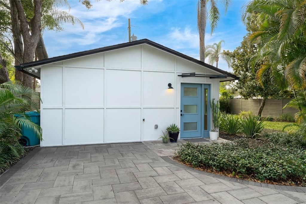 Active With Contract: $2,200 (2 beds, 1 baths, 800 Square Feet)