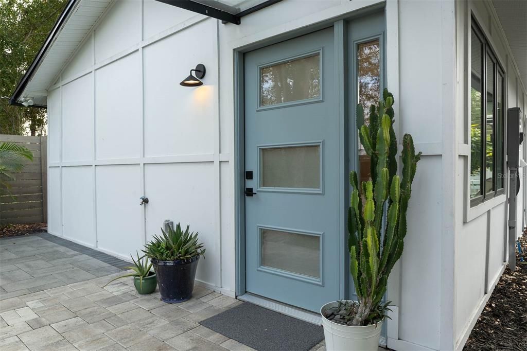 Active With Contract: $2,200 (2 beds, 1 baths, 800 Square Feet)