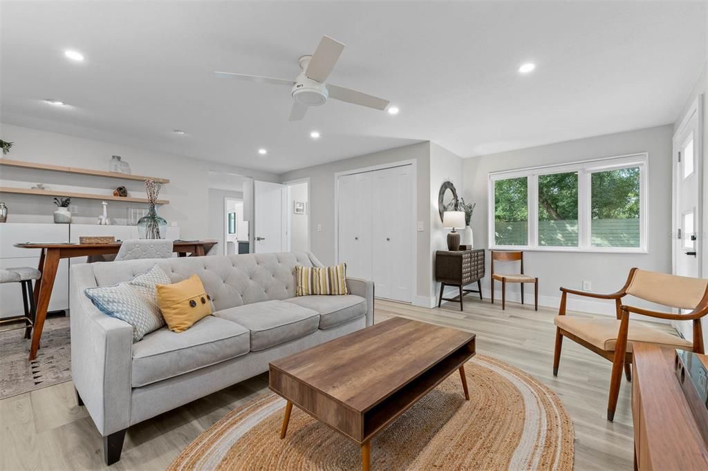 Active With Contract: $2,200 (2 beds, 1 baths, 800 Square Feet)