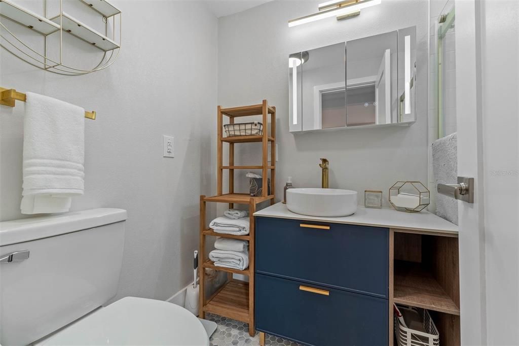 Active With Contract: $2,200 (2 beds, 1 baths, 800 Square Feet)