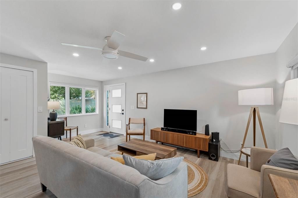 Active With Contract: $2,200 (2 beds, 1 baths, 800 Square Feet)