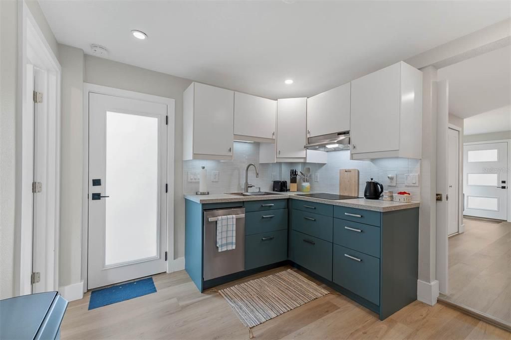 Active With Contract: $2,200 (2 beds, 1 baths, 800 Square Feet)