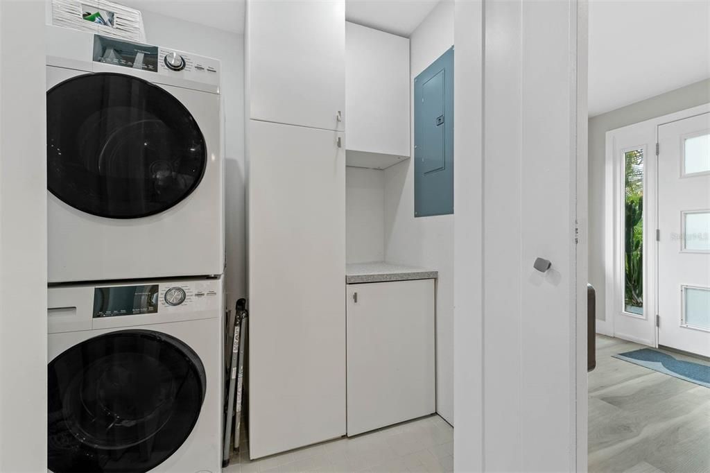 Active With Contract: $2,200 (2 beds, 1 baths, 800 Square Feet)