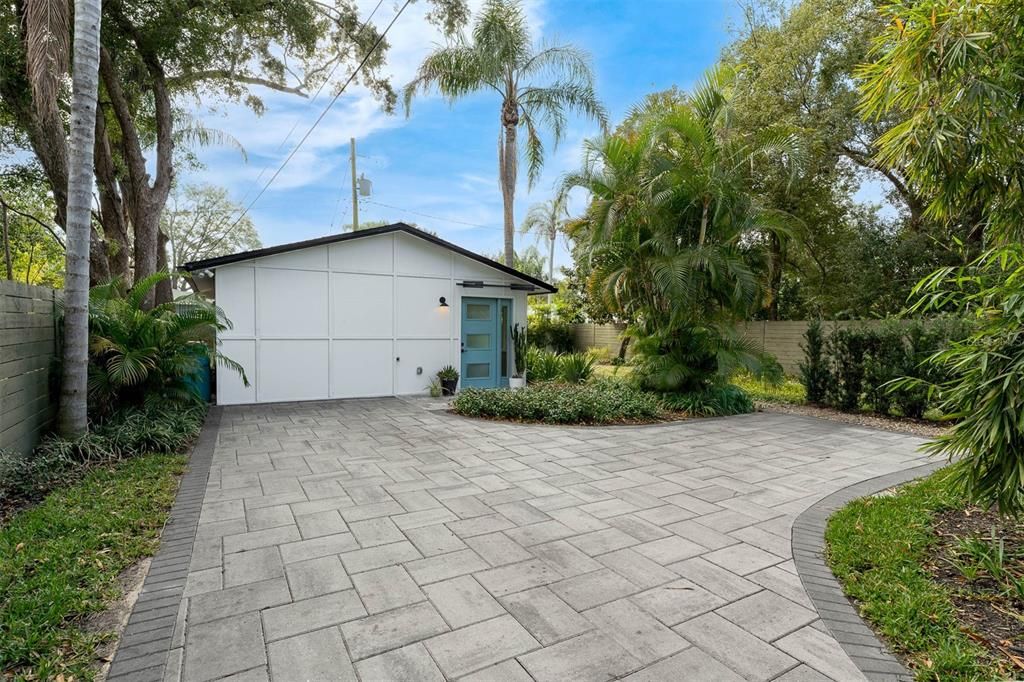 Active With Contract: $2,200 (2 beds, 1 baths, 800 Square Feet)