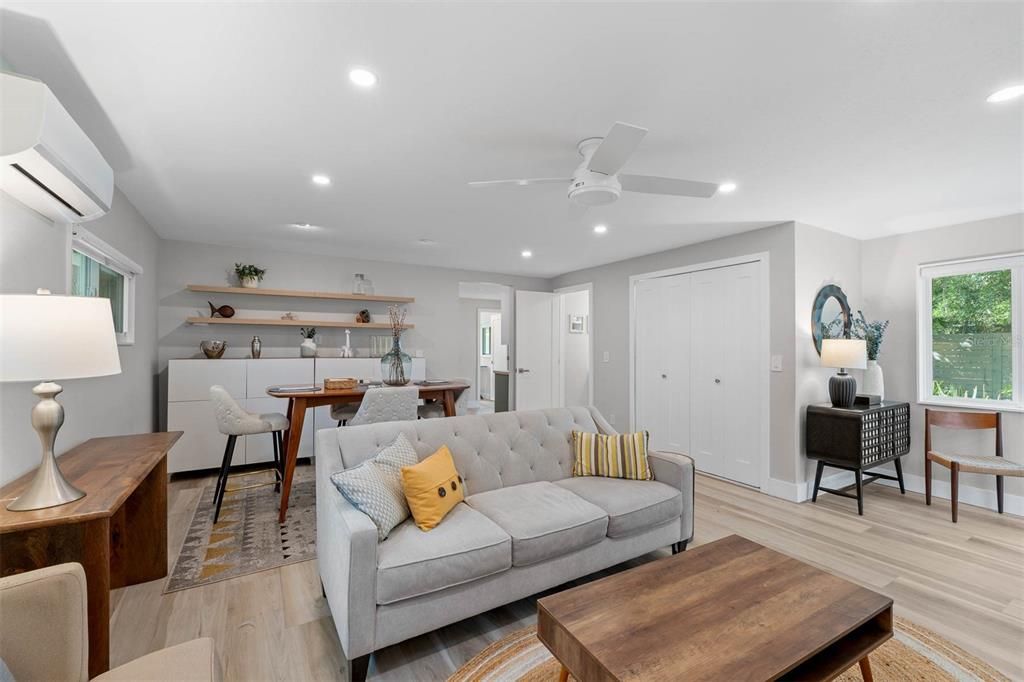 Active With Contract: $2,200 (2 beds, 1 baths, 800 Square Feet)