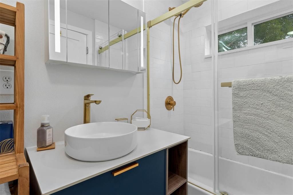Active With Contract: $2,200 (2 beds, 1 baths, 800 Square Feet)
