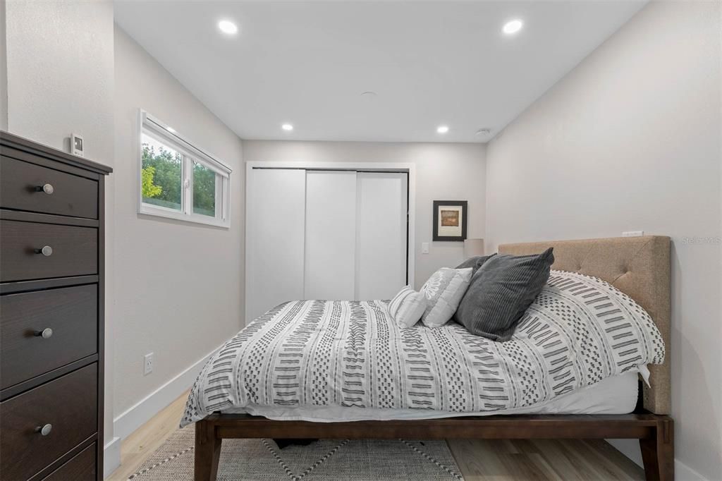 Active With Contract: $2,200 (2 beds, 1 baths, 800 Square Feet)
