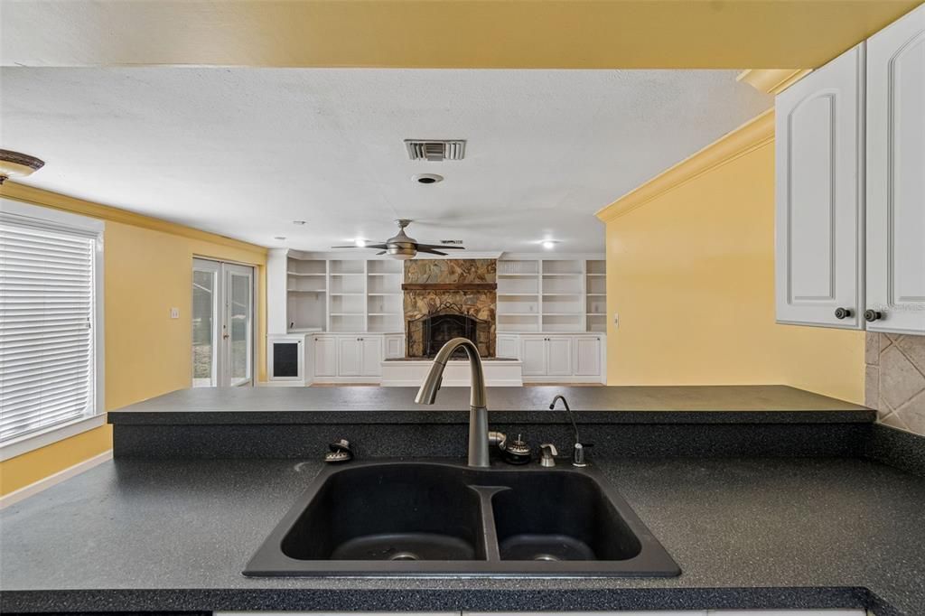 Activo con contrato: $485,000 (4 camas, 2 baños, 2074 Pies cuadrados)
