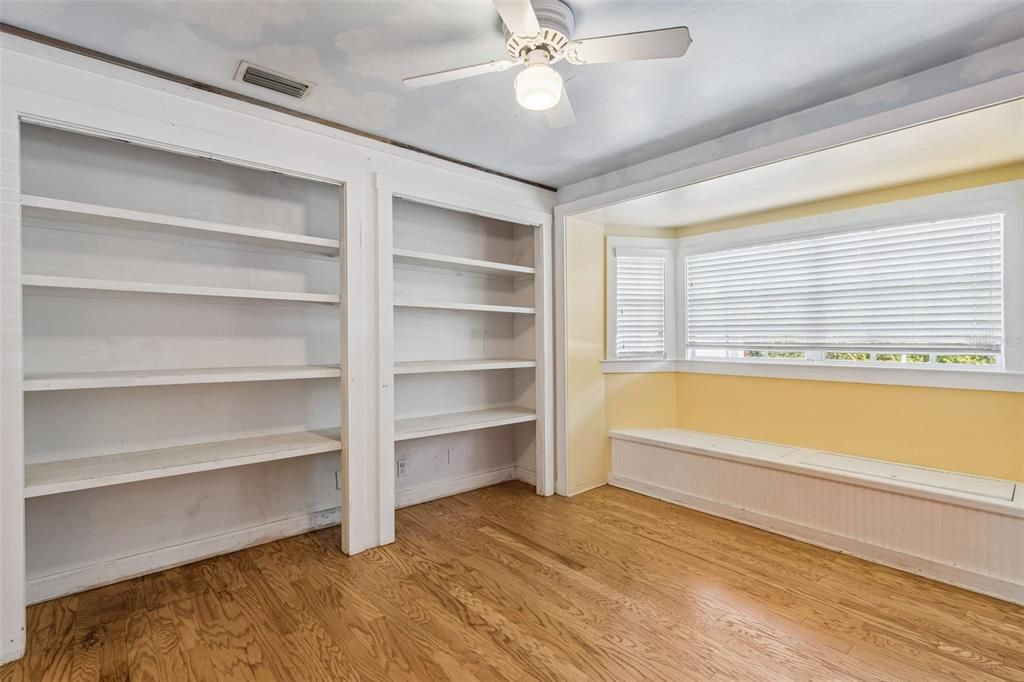 Activo con contrato: $485,000 (4 camas, 2 baños, 2074 Pies cuadrados)