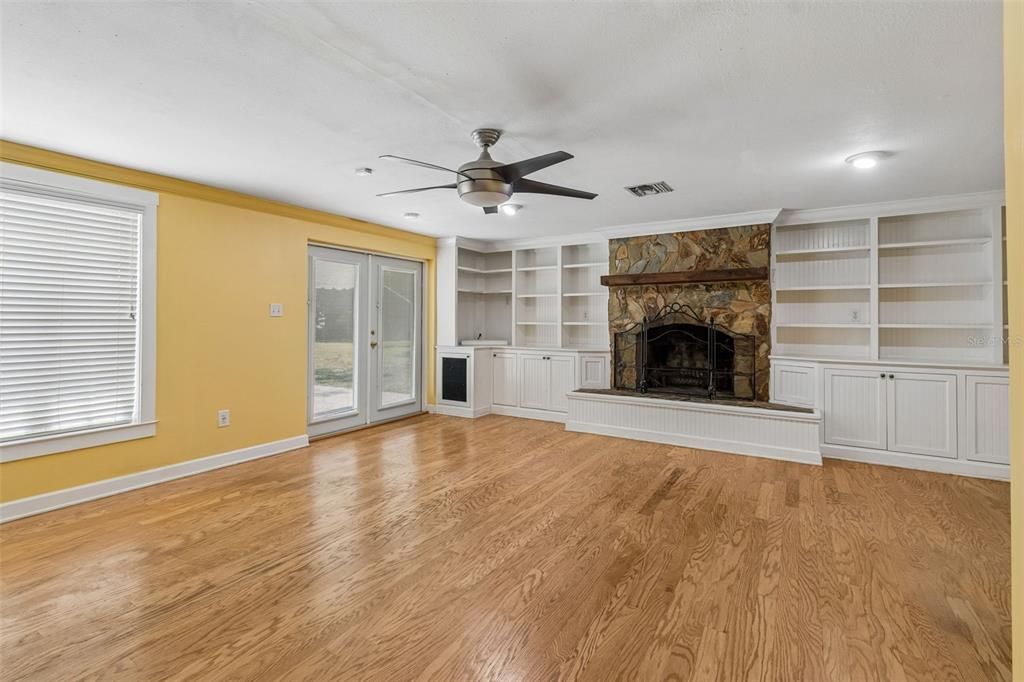 Activo con contrato: $485,000 (4 camas, 2 baños, 2074 Pies cuadrados)