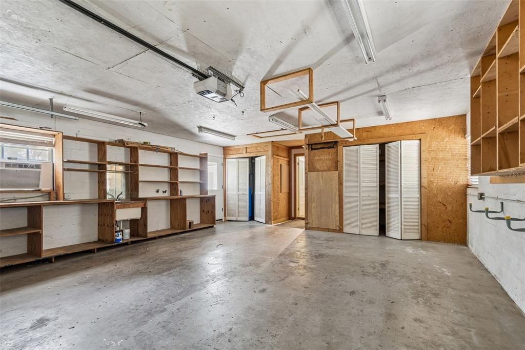 Activo con contrato: $485,000 (4 camas, 2 baños, 2074 Pies cuadrados)