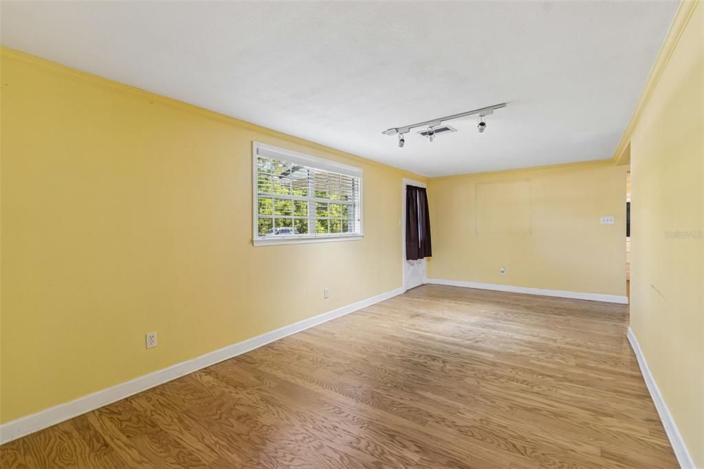 Activo con contrato: $485,000 (4 camas, 2 baños, 2074 Pies cuadrados)
