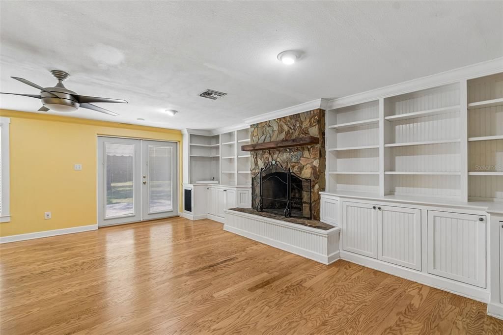Activo con contrato: $485,000 (4 camas, 2 baños, 2074 Pies cuadrados)