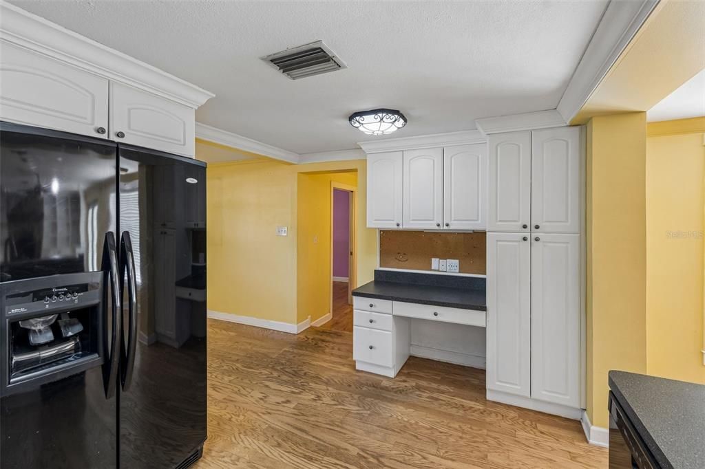 Activo con contrato: $485,000 (4 camas, 2 baños, 2074 Pies cuadrados)