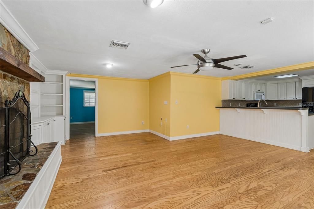 Activo con contrato: $485,000 (4 camas, 2 baños, 2074 Pies cuadrados)