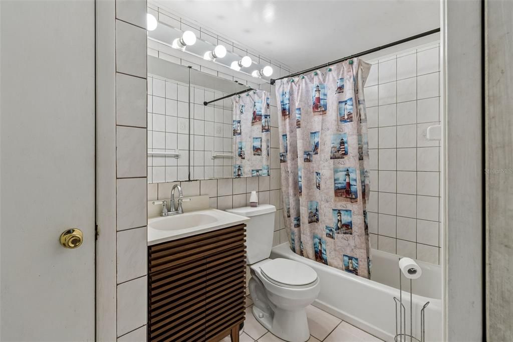 Activo con contrato: $485,000 (4 camas, 2 baños, 2074 Pies cuadrados)