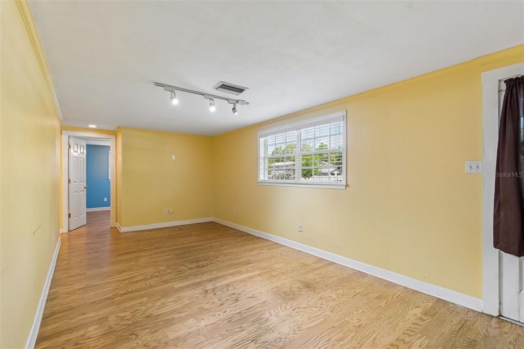 Activo con contrato: $485,000 (4 camas, 2 baños, 2074 Pies cuadrados)