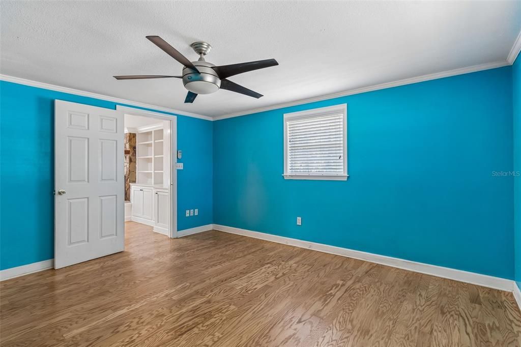 Activo con contrato: $485,000 (4 camas, 2 baños, 2074 Pies cuadrados)