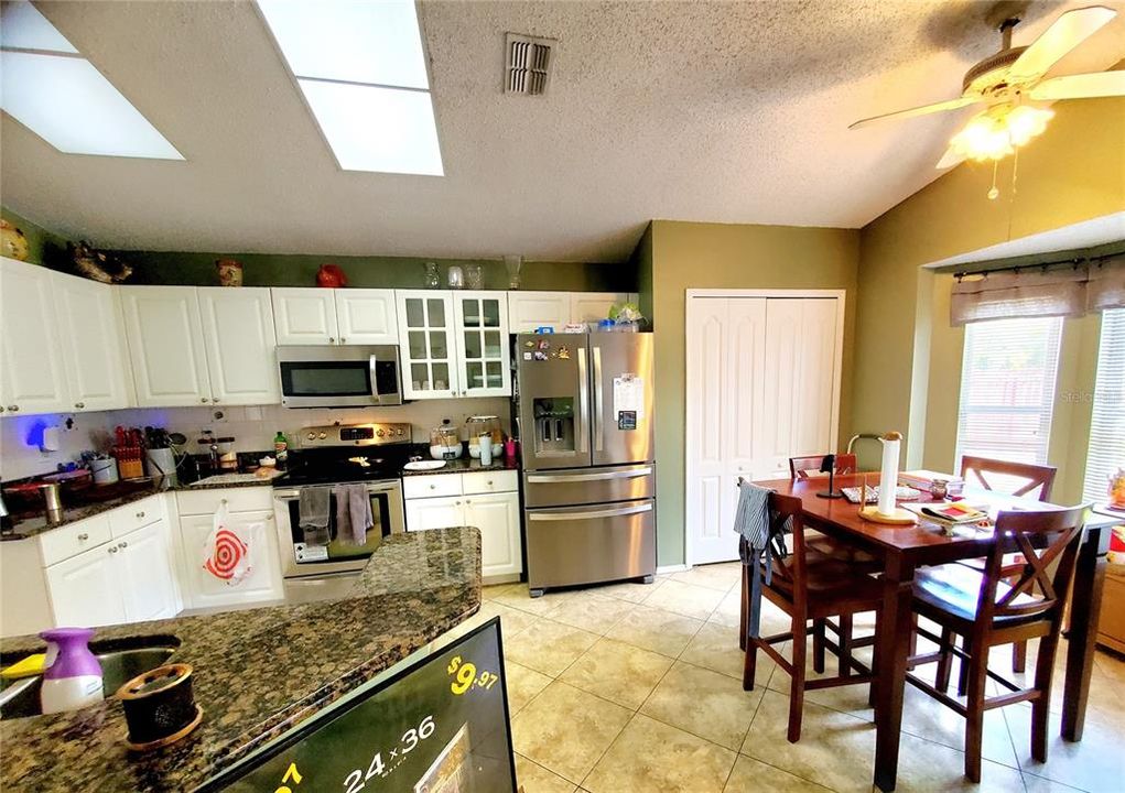 合同活跃: $469,900 (4 贝兹, 2 浴室, 1877 平方英尺)