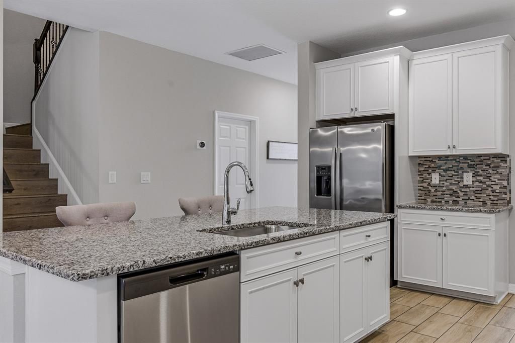 Activo con contrato: $749,000 (5 camas, 4 baños, 3761 Pies cuadrados)