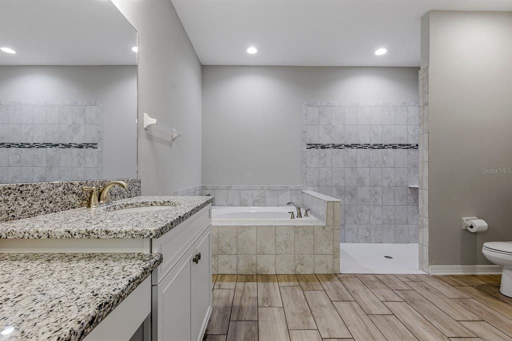 Activo con contrato: $749,000 (5 camas, 4 baños, 3761 Pies cuadrados)